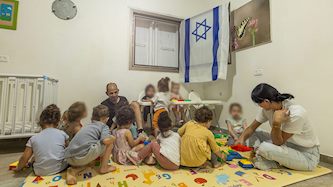מסגרת גן בשיגרת מלחמה במקלט, צילום: פלאש 90/ יוסי אלוני