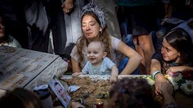 ענת מאיר על קבר בעלה סרן דוד חיים מאיר ז״ל, צילום: פלאש 90/ חיים גולדברג