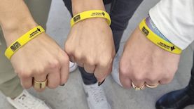 הצמידים שחולקו בביה"ח רעות בתל אביב למען החטופים, צילום: דוברות ביה"ח רעות תל אביב