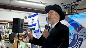 הרב דוד לאו במעמד הדלקת הנר הראשון, צילום: המלאכים של ערן