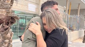 טל שניידר ובנה לוחם הצנחנים, צילום: מתוך פייסבוק