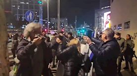 פעיל שמאל תוקף אישה במחאה, צילום: צילום מסך מתוך טוויטר @Wq0oQJmUSfZunt5