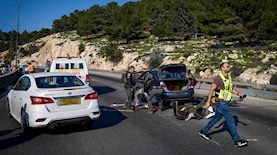 זירת הפיגוע בכביש 1, צילום: פלאש 90/ חיים גולדברג