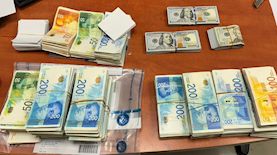 הכסף שנתפס בפשיטה, צילום: דוברות משטרת ישראל