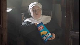הנזירות שאוכלות צ'יפס בפרסומת של המותג AMICA, צילום: צילום מסך יוטיוב/ Matja? Kova?i?
