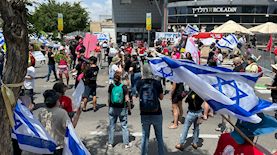 הפגנה מול ביתו של בני גנץ, צילום: דורשינוי