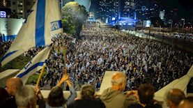 הפגנות נגד בנימין נתניהו על פיטורי שר הביטחון יואב גלנט, צילום: פלאש 900/ אריק מרמור