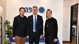 בעלי אתר כיפה והשר אלי כהן, צילום: הילה סטולפר