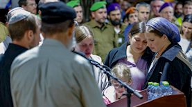 האלמנה וילדיה בהלוויה הצבאית, צילום: חיים גולדברג, פלאש 90