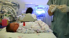 תינוקת בבית החולים, צילום: חן לאופולד/פלאש90