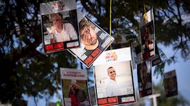 שלטי החטופים, צילום: פלאש 90/ מרים אלסטר