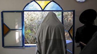 מתפללים בבית כנסת, צילום: דוד כהן/פלאש90
