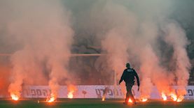 השלכת אבוקות באצטדיון סמי עופר, צילום: אורן בן חקון/פלאש90