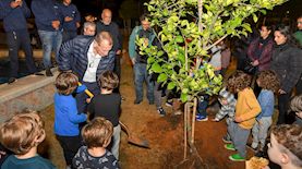 ראש עיריית ת"א רון חולדאי בנטיעות, צילום: דוברות עיריית ת"א