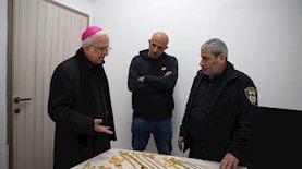 הפטריאך והשוטרים עם הרכוש הגנוב שהושב, צילום: דוברות משטרת ישראל