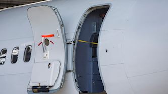 דלת חירום במטוס. אילוסטרציה, צילום: Shutterstock