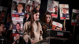 קרינה ארייב בכיכר החטופים, צילום: פלאש 90/ אבשלום ששוני