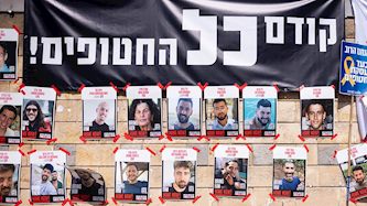 מודעות החטופים, צילום: פלאש 90/ מרים אלסטר