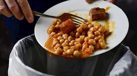 השלכת אוכל לפח, צילום: shutterstock