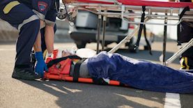 טיפול באישה לאחר תאונה. אילוסטרציה, צילום: shutterstock