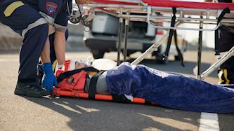 טיפול באישה לאחר תאונה - אילוסטרציה, צילום: shutterstock