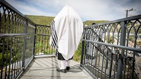 מתפלל עם טלית על רקע נופי מירון, צילום: דוד כהן, פלאש 90