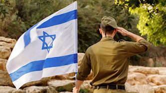 חייל עם דגל ישראל, צילום: shutterstock