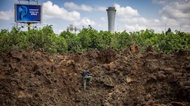 אזור פגיעת הטיל, צילום: פלאש 90/ חיים גולדברג