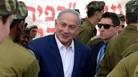 בנימין נתניהו עם חיילים. למצולמים אין קשר לכתבה, צילום: עמוס בן גרשום/לע"מ