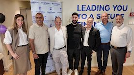 משמאל לימין: עורך דין שייקה רקובסקי, חבר ועדת הביטוח של לשכת עורכי הדין, קובי  דהן מנכל קבוצת goola, צביקה קליינמן מנכ"ל fine viseion, רו"ח חגי משקוביץ, דרור ורדי, מנכ"ל קבוצת שטיגליץ, בני אסא, בכיר בחברת הפניקס וחני שטיגליץ, יו"ר קבוצת שטיגליץ גרופ, צילום: באדיבות המצולמים