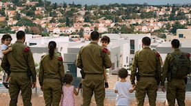 חיילי מילואים ושכונת וילות- אילוסטרציה AI, צילום: shutterstock