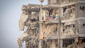 פגיעת טיל בבניין בבת ים, צילום: פלאש 90/ חיים גולדברג