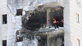 זירת פגיעת טיל בפתח תקווה, צילום: גילי יערי, פלאש 90