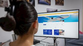 הזמנת טיסה באתר אל על, צילום: נתי שוחט/פלאש 90