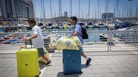 נוסעים במרינה הרצליה, צילום: טל גל, פלאש 90