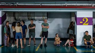 מתגוננים במרחב מוגן, צילום: חיים גולדברג/פלאש 90