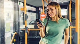 שיחה בטלפון באוטובוס, צילום: shutterstock