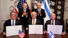 חתימה על הסכם, צילום: אבי אוחיון