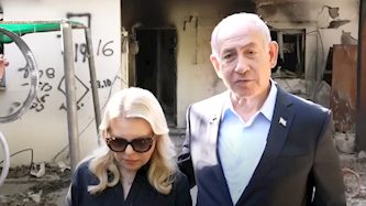 בנימין ושרה נתניהו בקיבוץ ניר עוז, צילום: יוטיוב/ IsraeliPM