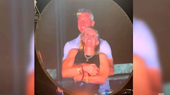 מנכל חברת אסטרונומר, אנדי ביירון ומנהלת משאבי האנוש של החברה קריסטין קבוט, צילום: יוטיוב/ E! News