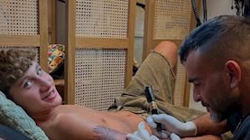 אליאב אוזן מקעקע את יגיל יעקב, צילום: חשבון האינסטגרם eliavtattoo@