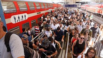 עומסים ברכבת בתחנות תל אביב, צילום: פלאש 90/ יהושוע יוסף