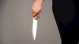 אישה מחזיקה סכין, צילום: shutterstock