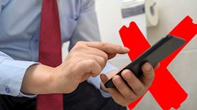 שימוש בסמארטפון שירותים, צילום: shutterstock