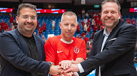 עופר ינאי, מנכ"ל IBI דייב לובצקי ומנכ"ל המועדון צחי רייכנשטיין, צילום: יחצ