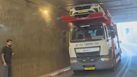 המשאית נתקעה בגשר, צילום: רשתות חברתיות לפי סעיף 27א