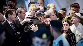 מתן אנגרסט בהלוויתו של מפקדו דניאל פרץ, צילום: פלאש 90/ חיים גולדברג