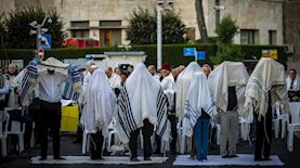 מתפללים עם טלית. אילוסטרציה. למצולמים אין קשר לכתבה, צילום: יונתן זינדל/פלאש 90