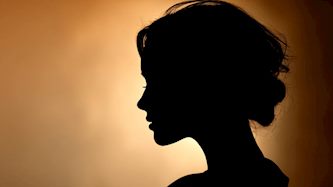 צללית אישה-אילוסטרציה AI