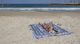 צעירה בחוף הים. אילוסטרציה. למצולמת אין קשר לנכתב, צילום: רחל אלרואי, פלאש 90